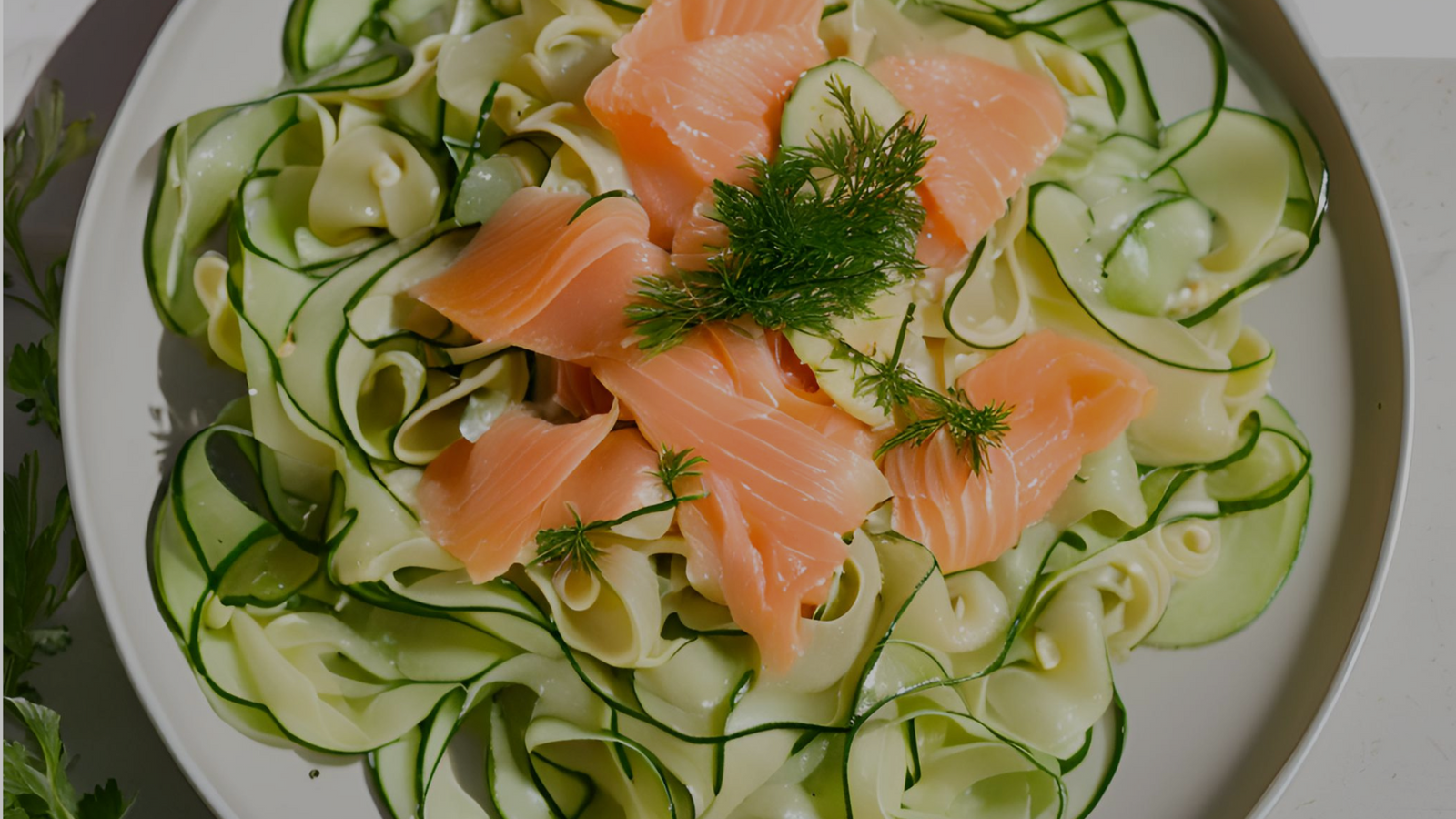Tagliatelles de pepino con salmón ahumado Yahgan - Receta fresca 